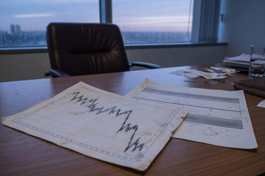 Chart comparing S&P 500 drawdowns and annuity income stability