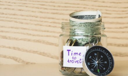 State-by-state map showing 2025 minimum wage rates and emergency fund savings timelines for major cities