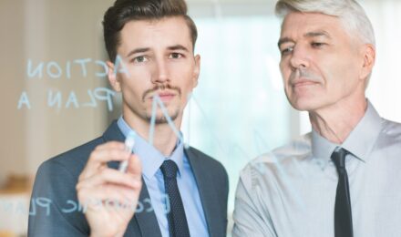 Comparison of AI financial advisor technology and human financial advisor consultation