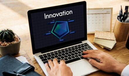 AIO Versus: Plaid vs Stripe: Which Fintech API Is Better for New SaaS Startups in 2025?