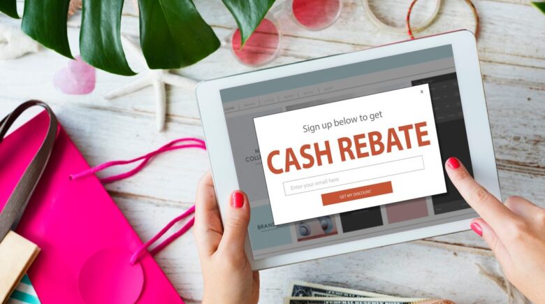 A fintech payment app interface showing refund options and user reviews