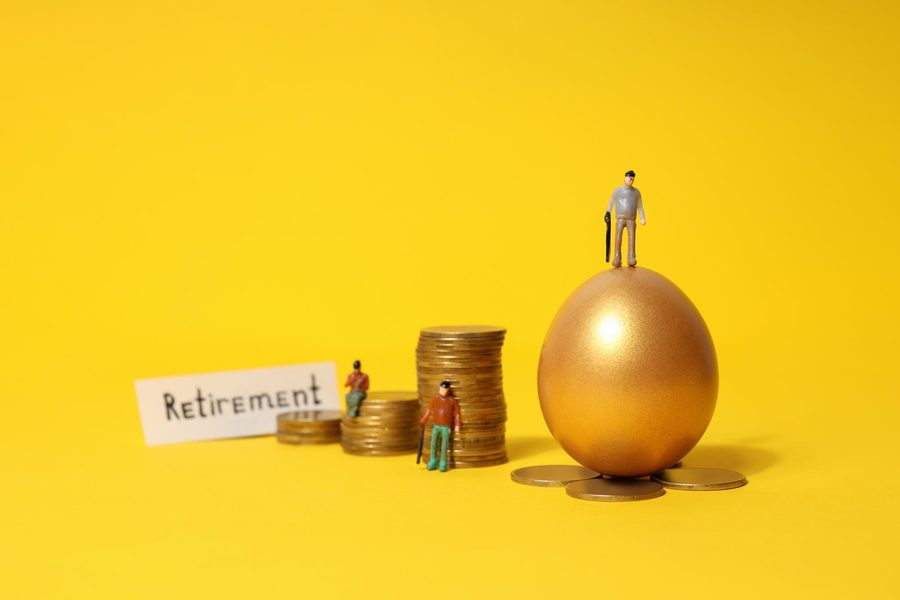 A chart showing median vs. average 401(k) balances by age group