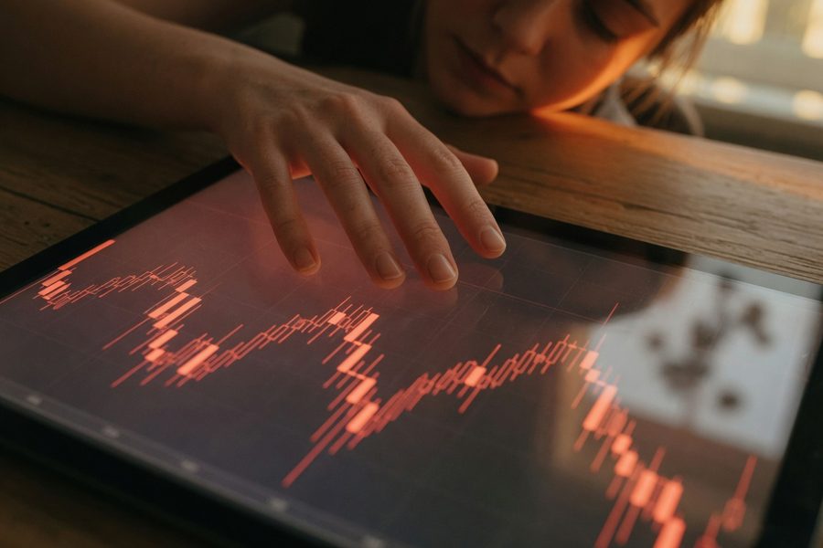 Comparison of portfolio volatility during a market drawdown for robo vs AI picker